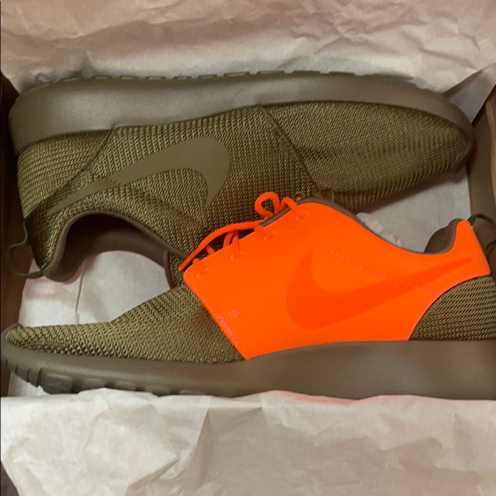 Size 11 Brand new Nike RosheRun